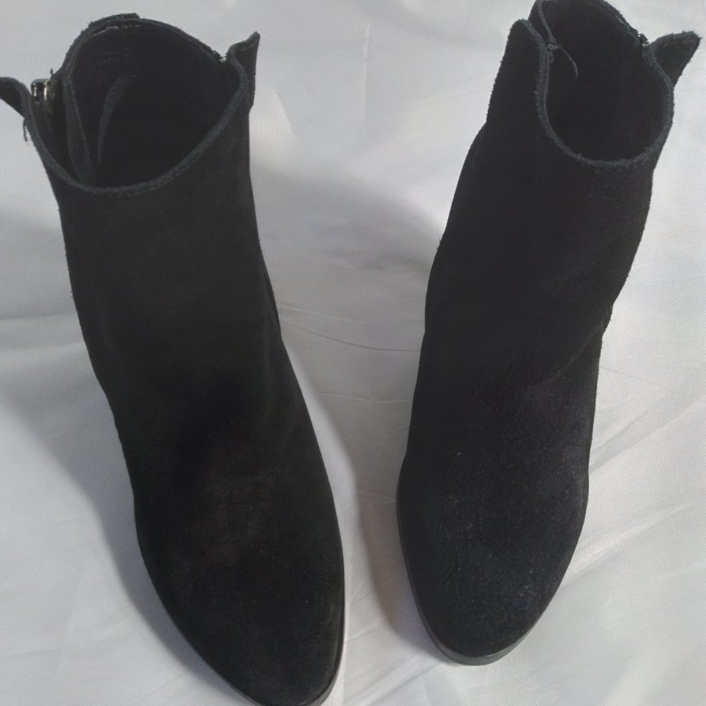 Dolce Vita Suede Ankle Boot w/3 1/2" Heel. Size 7-Med